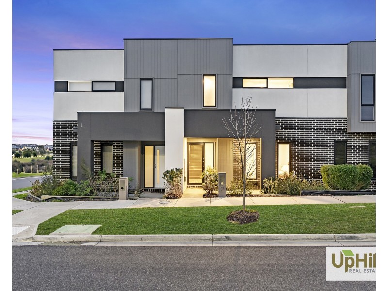 2 Talmalmo Lane, Clyde North VIC 3978