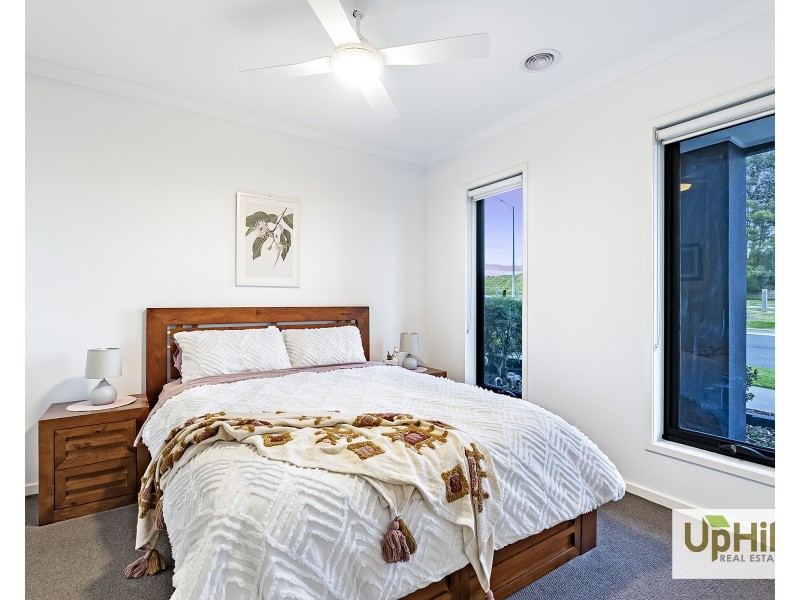 2 Talmalmo Lane, Clyde North VIC 3978