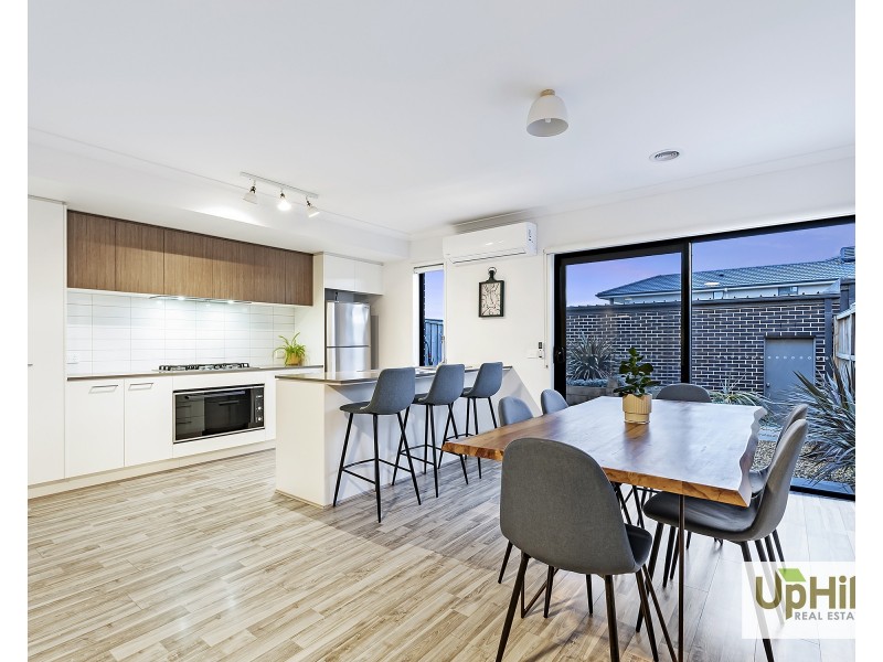 2 Talmalmo Lane, Clyde North VIC 3978