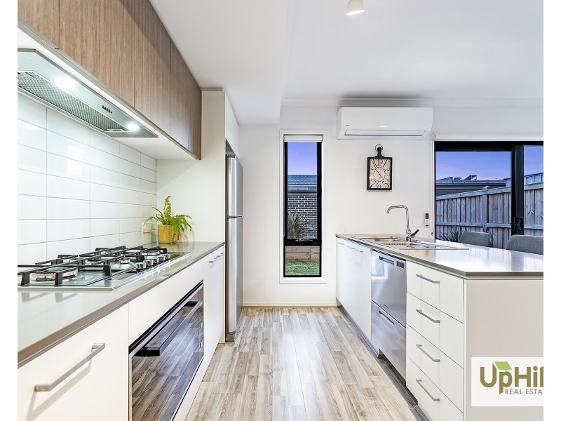 2 Talmalmo Lane, Clyde North VIC 3978