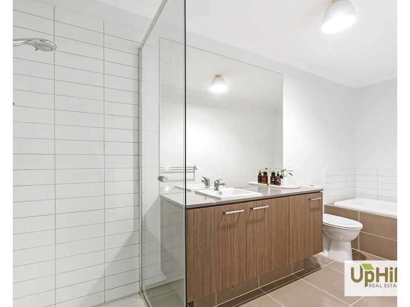 2 Talmalmo Lane, Clyde North VIC 3978