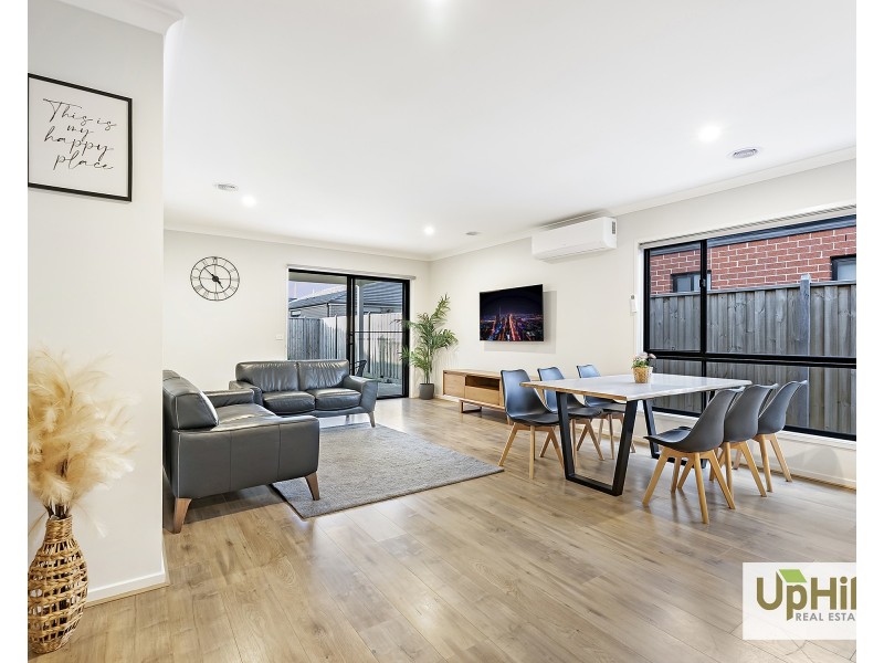 11 Parkrise Boulevard, Clyde North VIC 3978