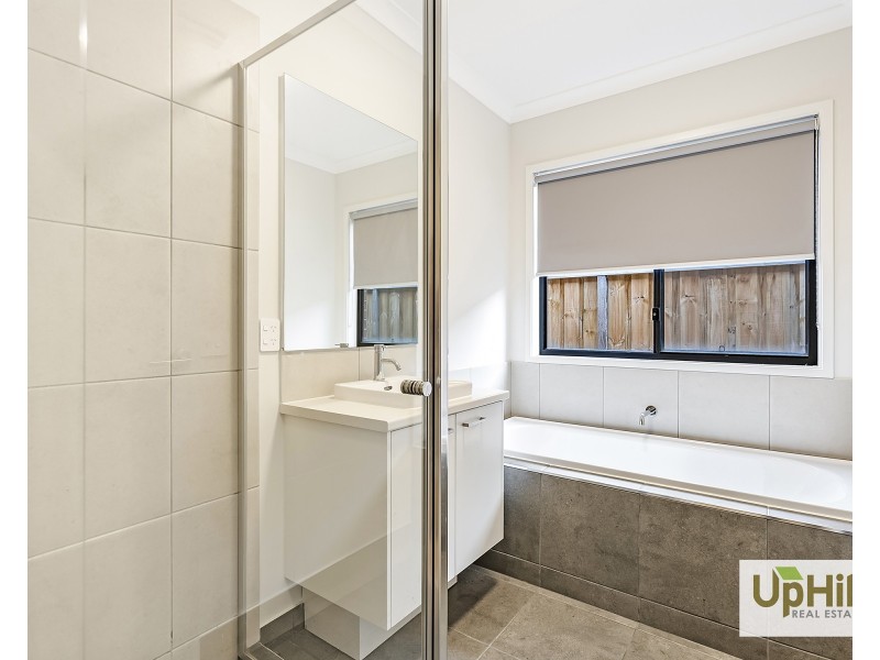 11 Parkrise Boulevard, Clyde North VIC 3978