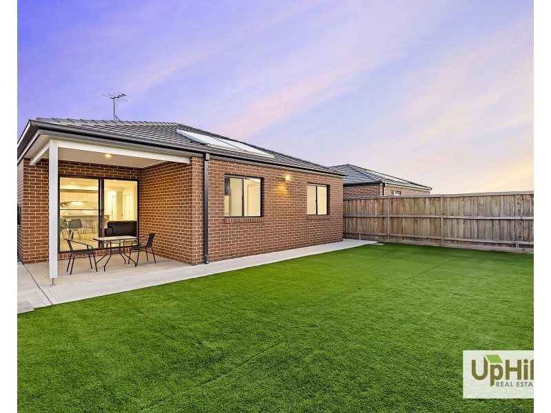 11 Parkrise Boulevard, Clyde North VIC 3978