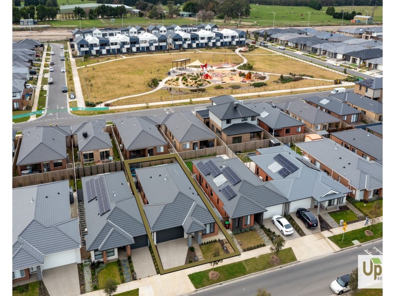 11 Parkrise Boulevard, Clyde North VIC 3978