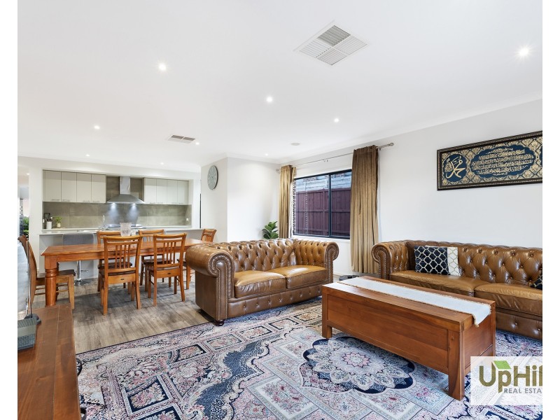 33 Mahal Drive, Clyde North VIC 3978