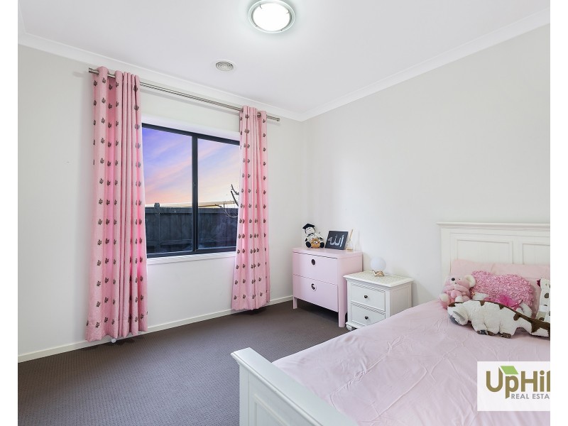 33 Mahal Drive, Clyde North VIC 3978