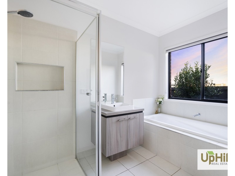 33 Mahal Drive, Clyde North VIC 3978