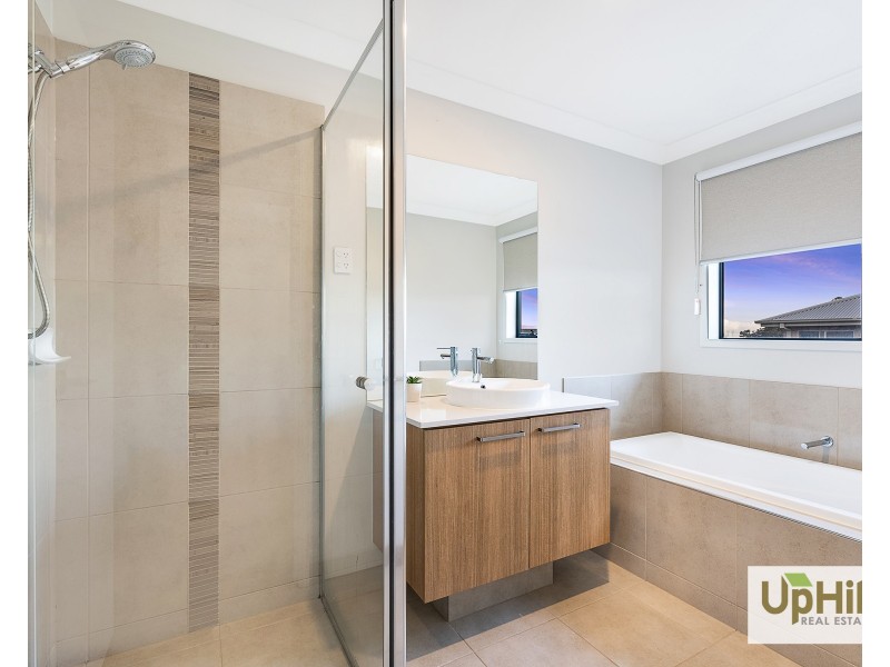 9 Graziers Crescent, Clyde North VIC 3978