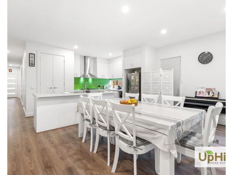 10 Belcam Circuit, Clyde North VIC 3978