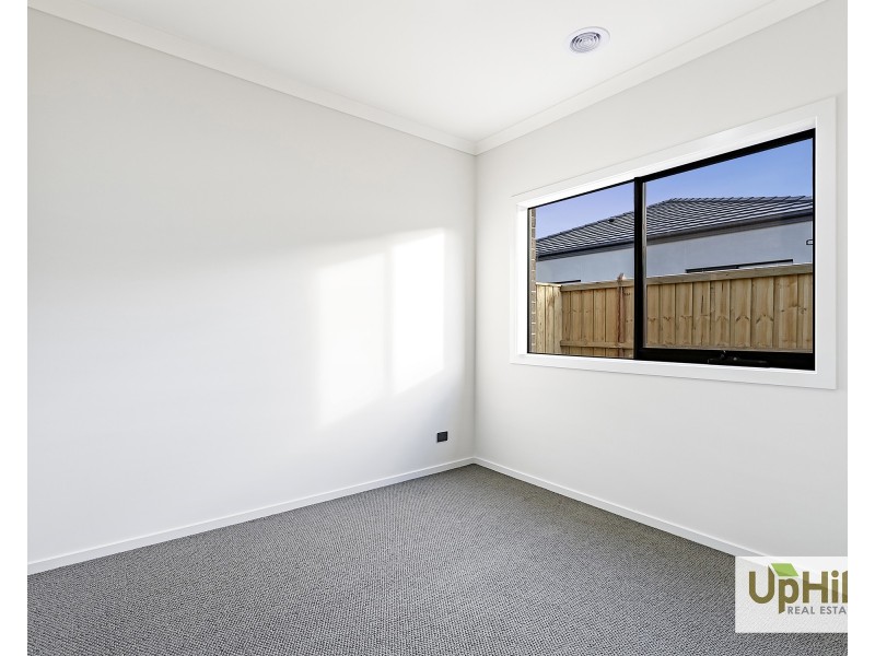 29 Tesaluke Avenue, Clyde North VIC 3978