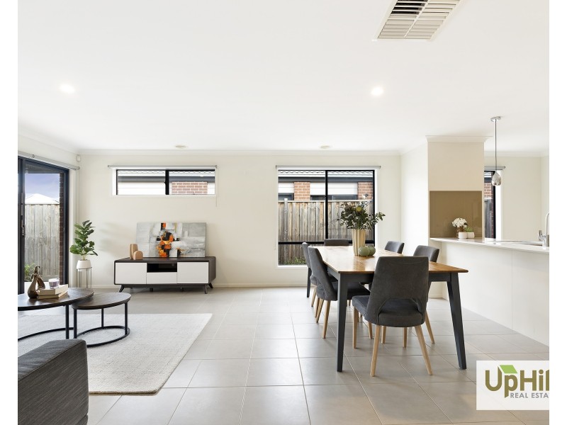 58 Skylark Boulevard, Clyde North VIC 3978