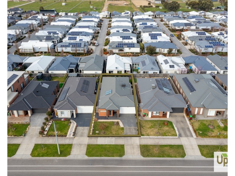 58 Skylark Boulevard, Clyde North VIC 3978