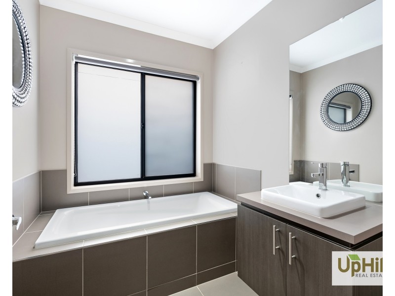 26 Bellhaven Circuit, Clyde North VIC 3978