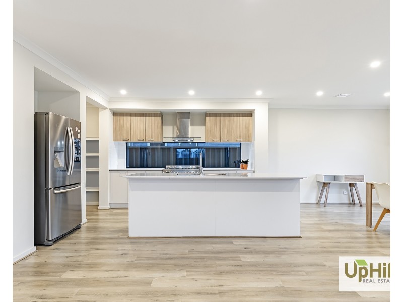 34 Carnelian Circuit, Clyde North VIC 3978