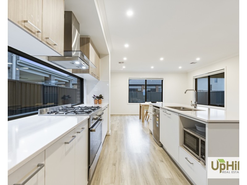 34 Carnelian Circuit, Clyde North VIC 3978