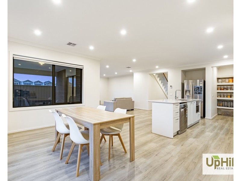 34 Carnelian Circuit, Clyde North VIC 3978