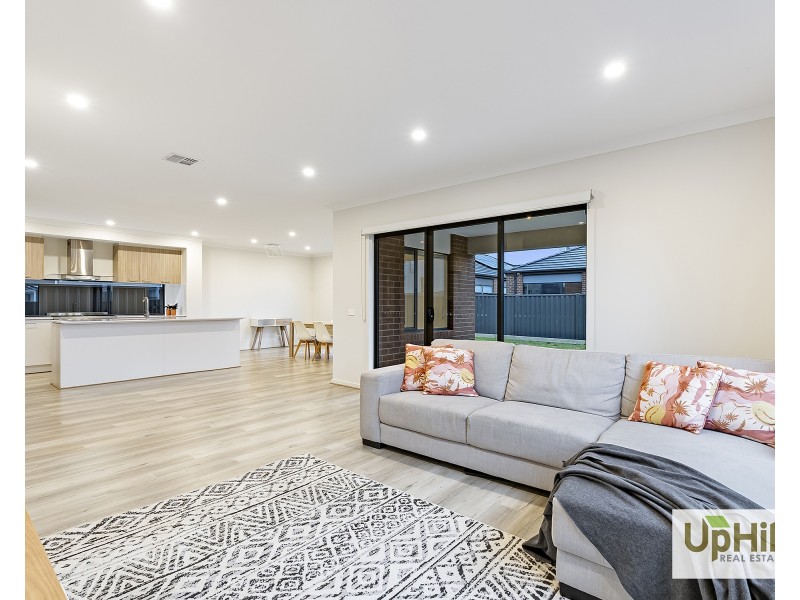 34 Carnelian Circuit, Clyde North VIC 3978