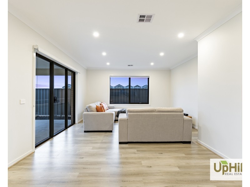 34 Carnelian Circuit, Clyde North VIC 3978