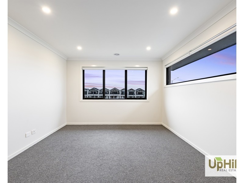 34 Carnelian Circuit, Clyde North VIC 3978