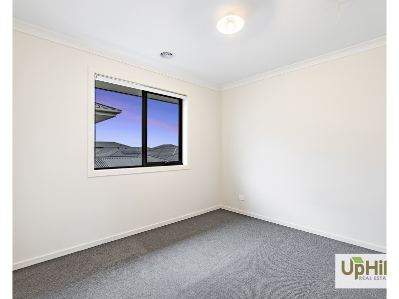 34 Carnelian Circuit, Clyde North VIC 3978