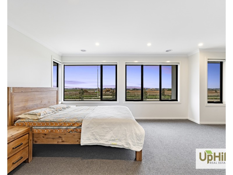 34 Carnelian Circuit, Clyde North VIC 3978