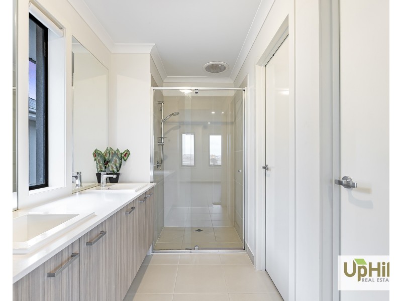 34 Carnelian Circuit, Clyde North VIC 3978