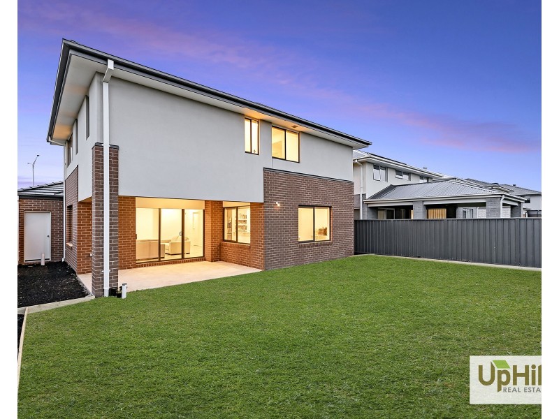34 Carnelian Circuit, Clyde North VIC 3978