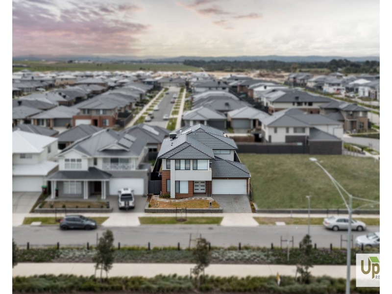 34 Carnelian Circuit, Clyde North VIC 3978