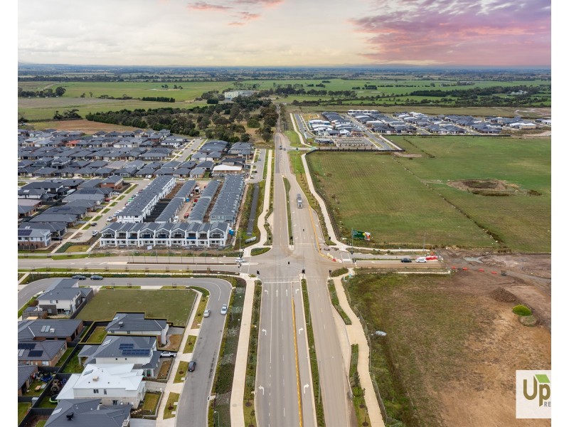 34 Carnelian Circuit, Clyde North VIC 3978