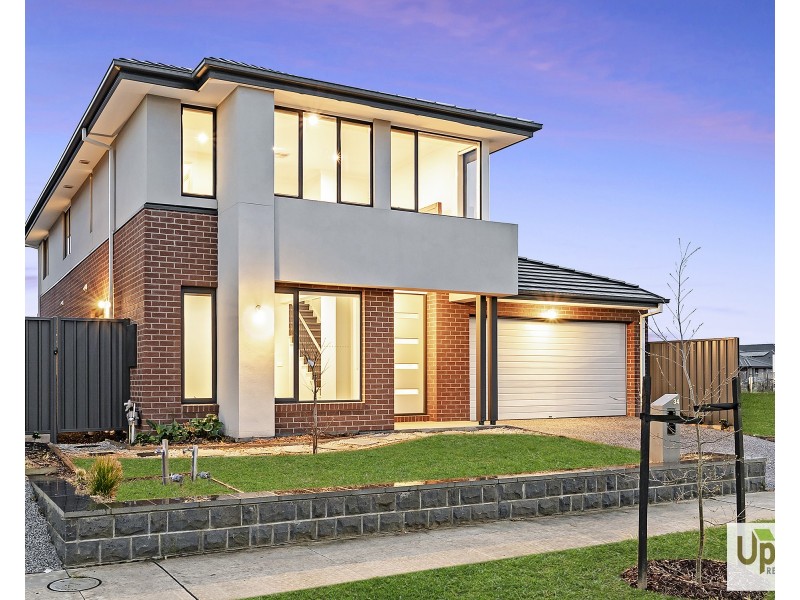 34 Carnelian Circuit, Clyde North VIC 3978