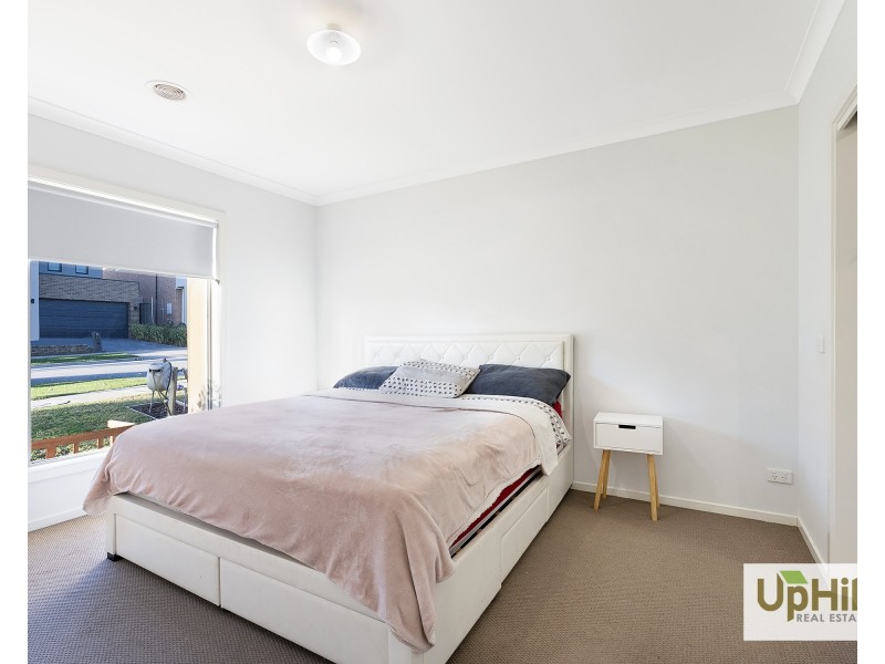 18 Vesna Avenue, Clyde North VIC 3978