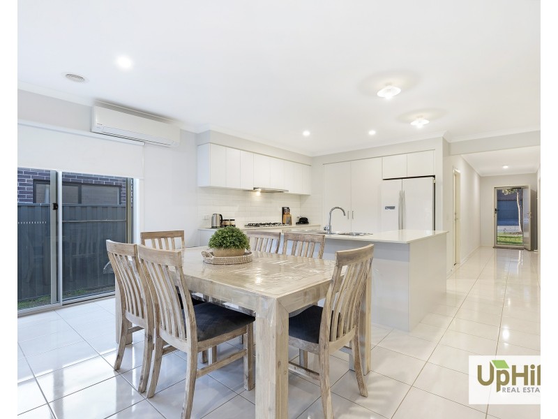 18 Vesna Avenue, Clyde North VIC 3978