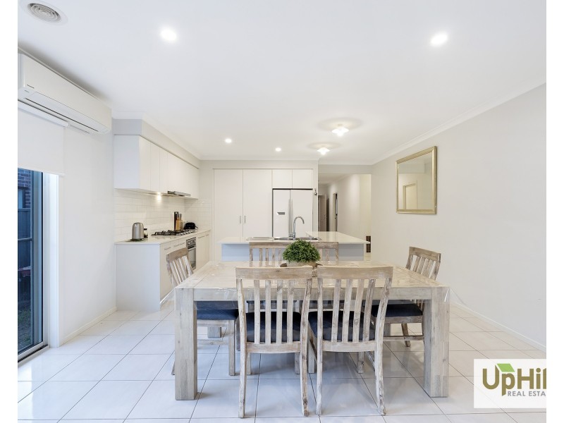 18 Vesna Avenue, Clyde North VIC 3978