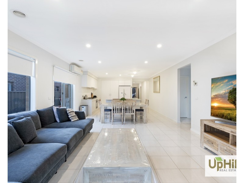 18 Vesna Avenue, Clyde North VIC 3978