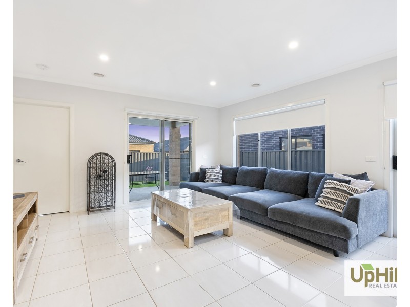 18 Vesna Avenue, Clyde North VIC 3978