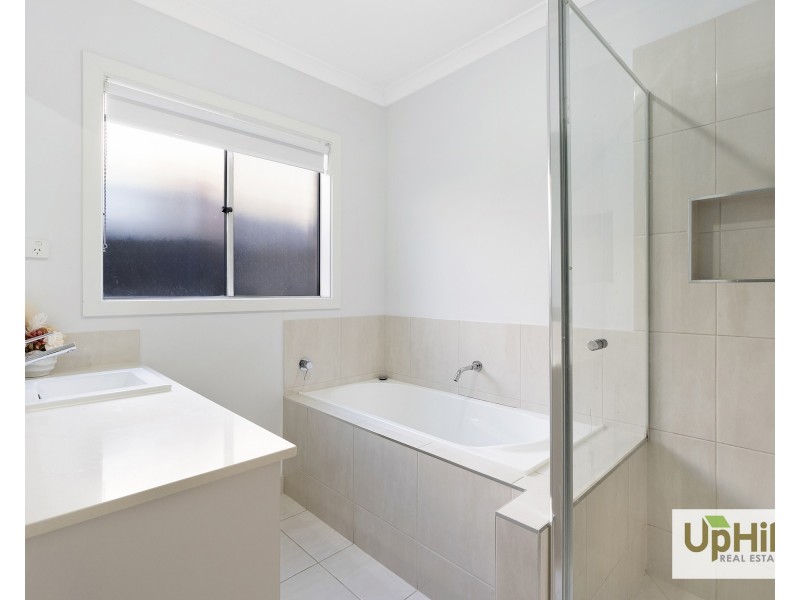 18 Vesna Avenue, Clyde North VIC 3978