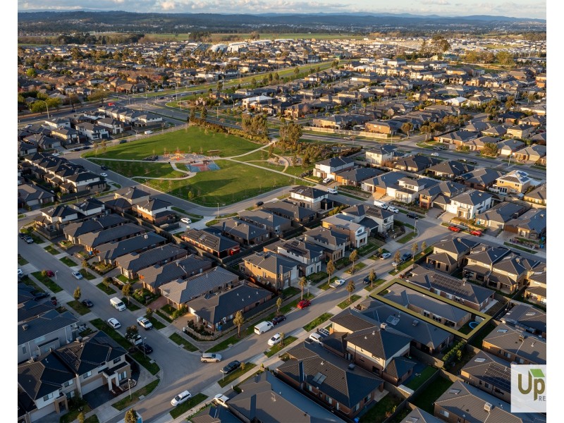 18 Vesna Avenue, Clyde North VIC 3978