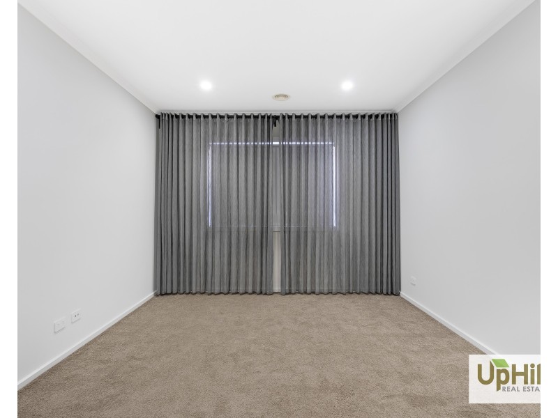 66 Picnic Avenue, Clyde North VIC 3978