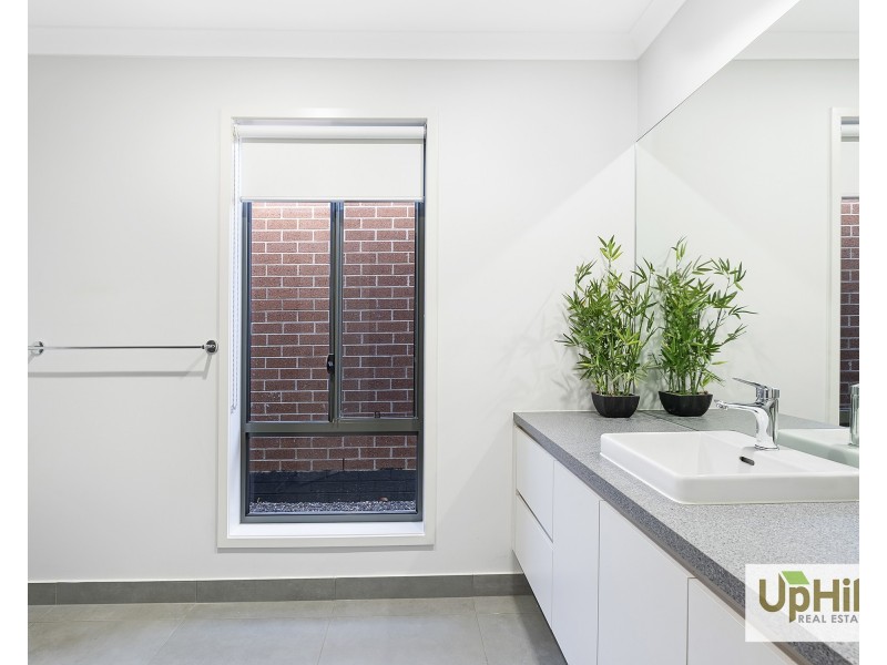 8 Lucid Crescent, Clyde VIC 3978