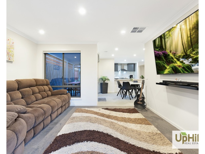 8 Lucid Crescent, Clyde VIC 3978