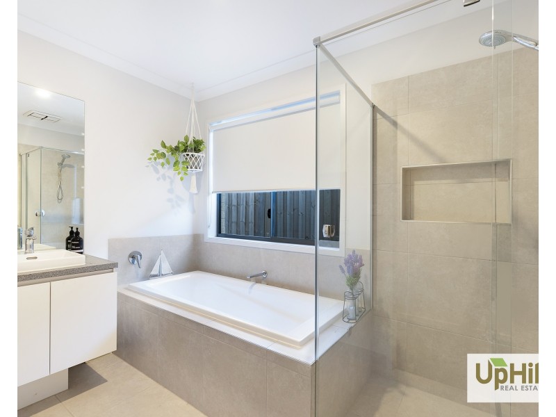 8 Lucid Crescent, Clyde VIC 3978