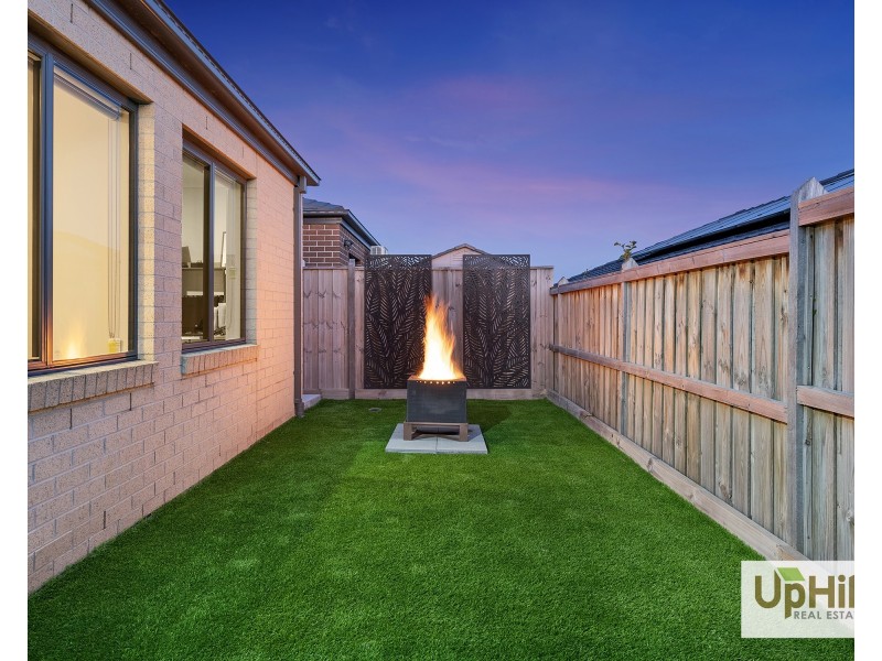 8 Lucid Crescent, Clyde VIC 3978