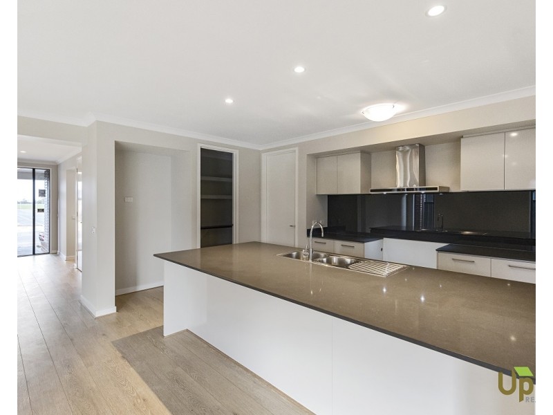 7 Glory Street, Clyde North VIC 3978