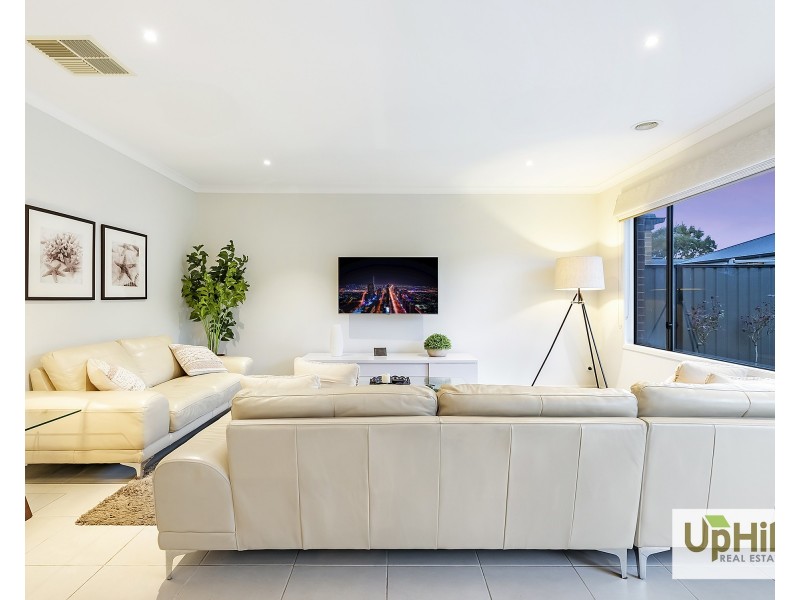 64 Kilmarnock Way, Clyde North VIC 3978