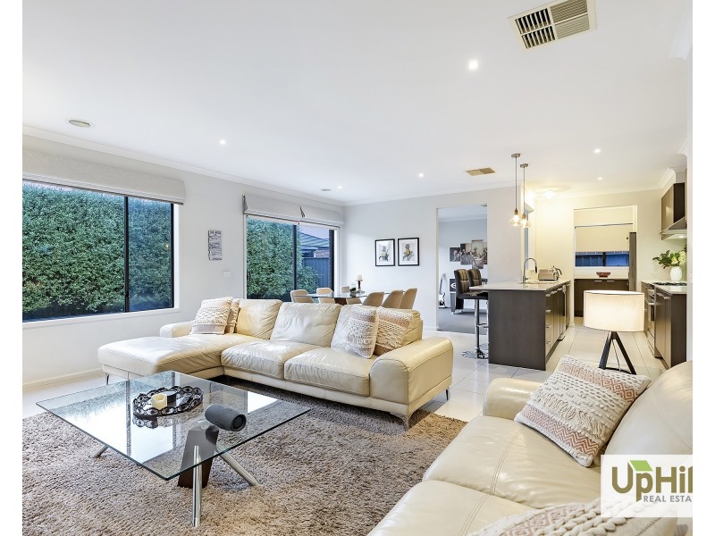 64 Kilmarnock Way, Clyde North VIC 3978