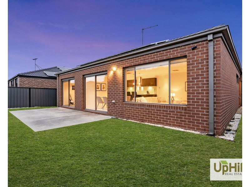 64 Kilmarnock Way, Clyde North VIC 3978