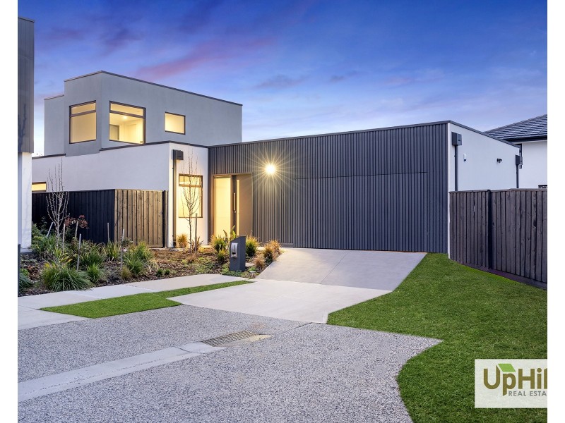8 Ritz View, Cranbourne North VIC 3977
