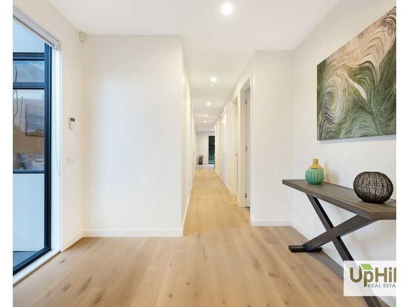 8 Ritz View, Cranbourne North VIC 3977