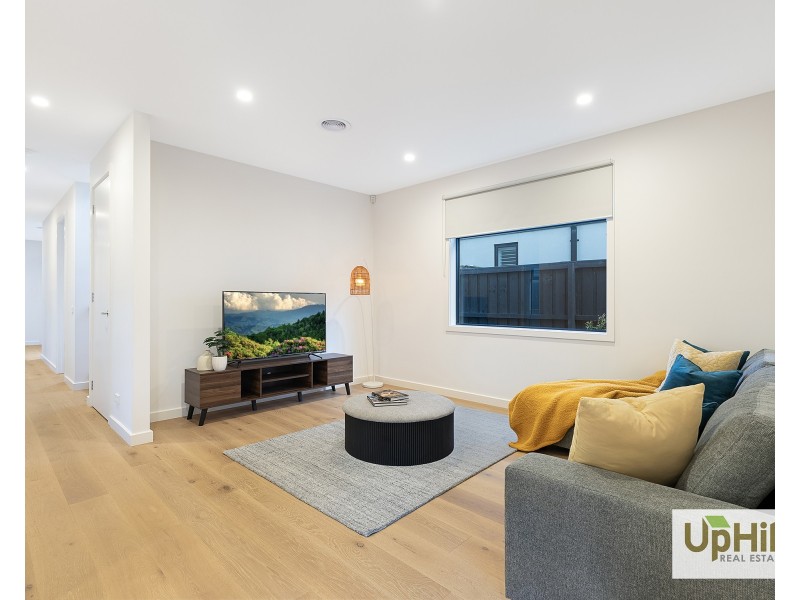 8 Ritz View, Cranbourne North VIC 3977